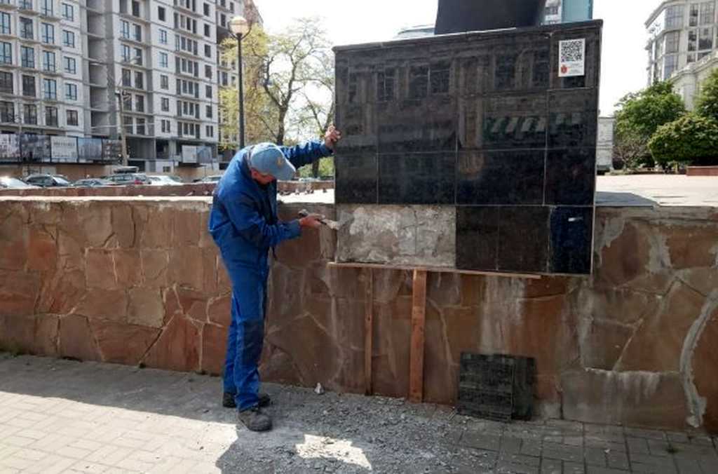 Комунальники оновили пам’ятник “Дівчина та дельфін”