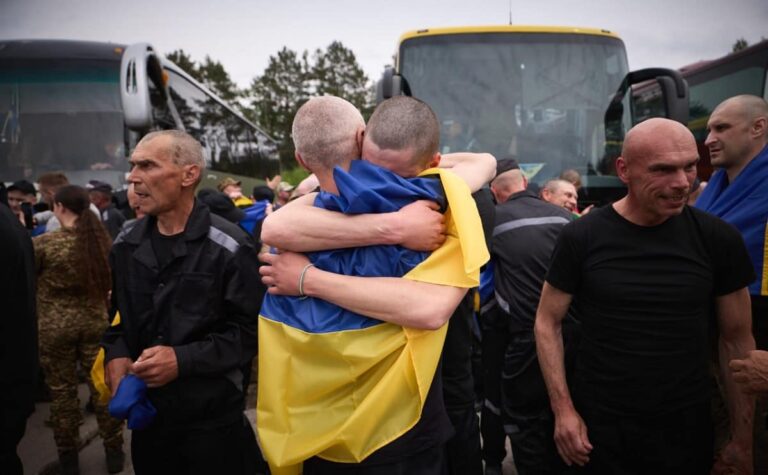 Обмін полонених «тисяча на тисячу» відбувся – додому повернулися ще 303 українських захисники (фото)