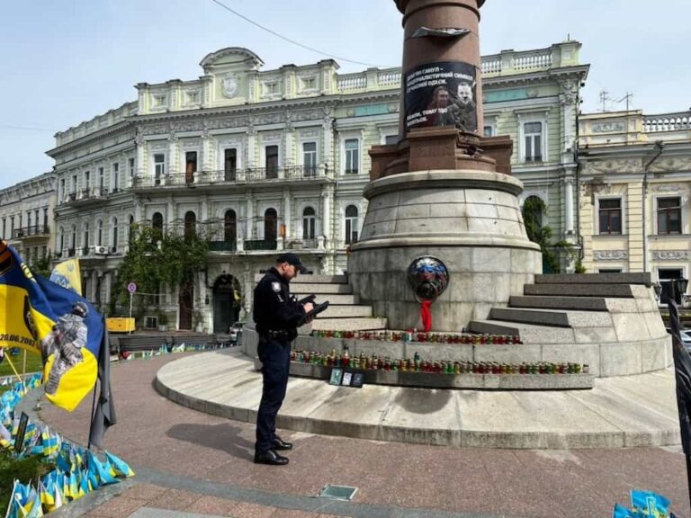 В Одесі на площі намалювали російський «триколор»