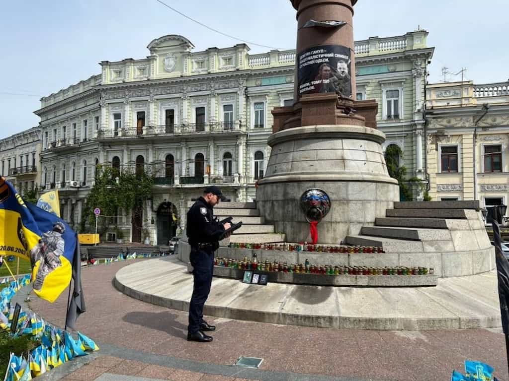 В Одесі на площі намалювали російський «триколор»