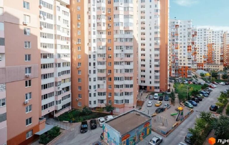 В Одесі чоловік упав із 4 поверху на дах під’їзду – знадобилися рятувальники