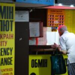Попит на долари в Україні скоротився майже в три рази