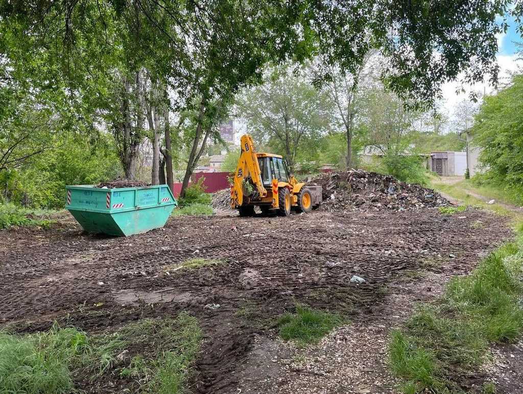 В Одесі прибирають стихійне звалище на вулиці Грушевського