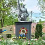 Активісти вимагають зняти зірку з братської могили на Одещині