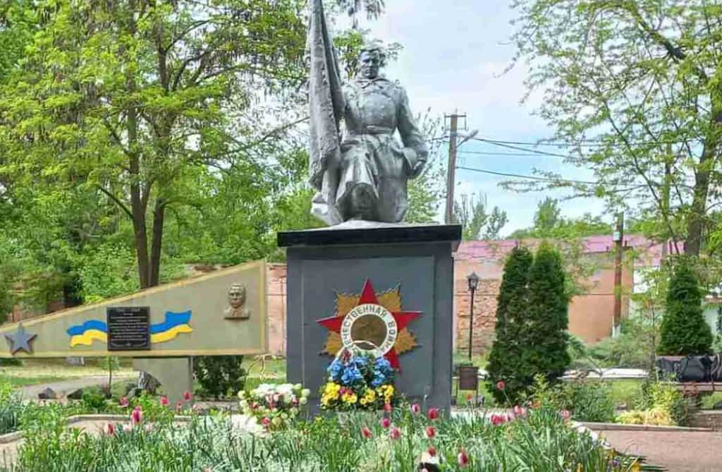 Активісти вимагають зняти зірку з братської могили на Одещині