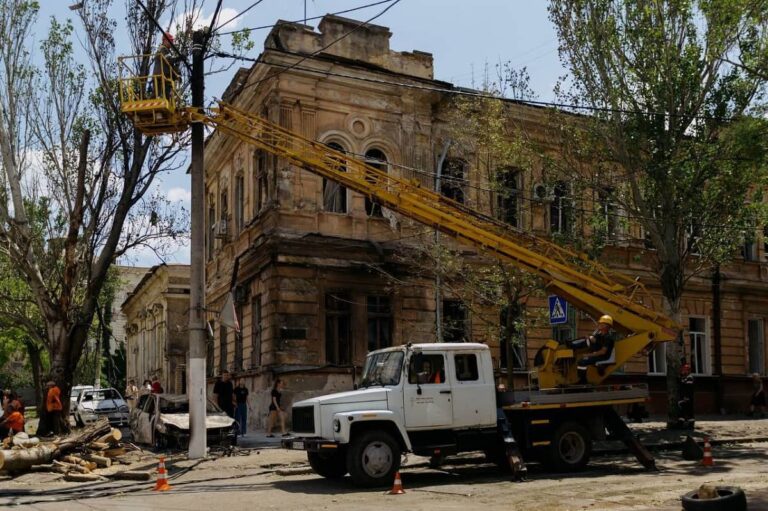 В Одесі після дронової атаки зруйновано десятки будинків, 400 сімей потребують допомоги