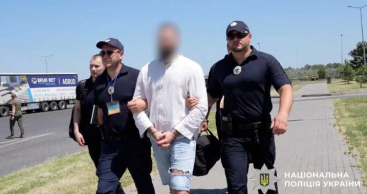 на Одещину доставили організатора банди паліїв