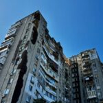 Одесити повертаються до будинку, який постраждав від дрону