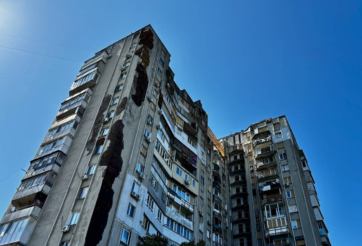 Одесити повертаються до будинку, який постраждав від дрону