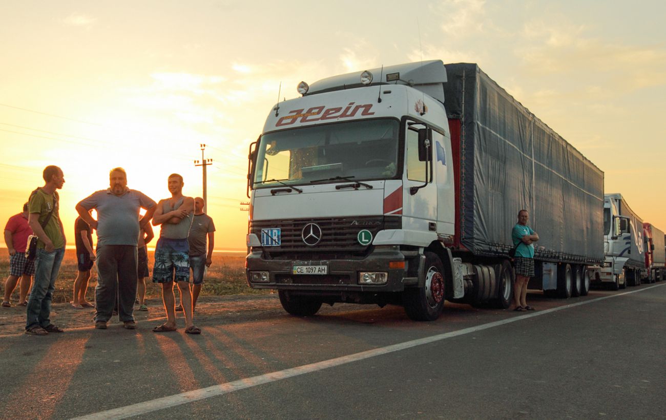 Рух вантажівок, фур і великовагових авто обмежують влітку через прогноз погоди – кому можна їхати
