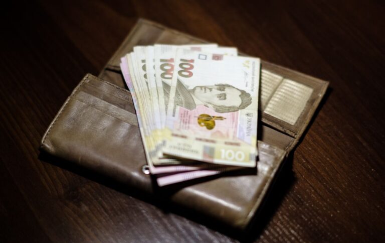 Мінімальна зарплата зросте до 8 688 гривень
