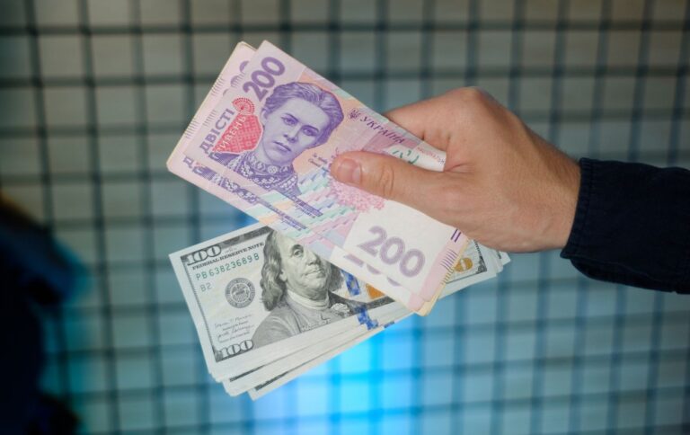 Зарплата українців зросла до 560 доларів