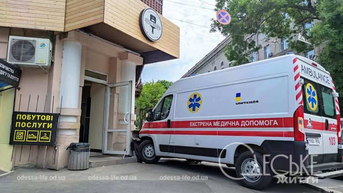 У центрі Одеси Suzuki не поступився швидкій: ДТП із постраждалими на Канатній