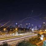 У Тель-Авіві ракета влучила у висотку, є постраждалі