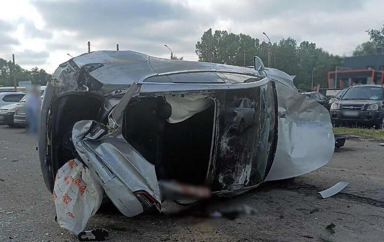 Аварія у Полтаві – Tesla пошкодила сім авто на парковці, є постраждалі