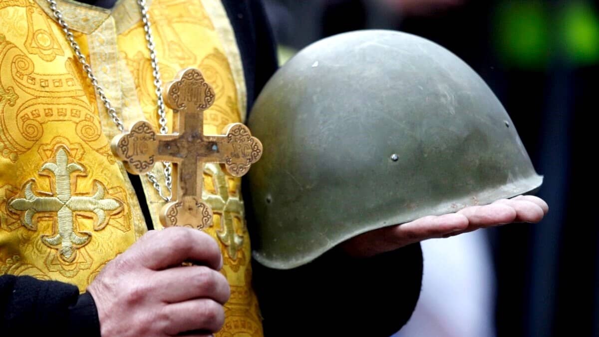 «Примушують підписати контракт»: скандал навколо мобілізації священика на Одещині