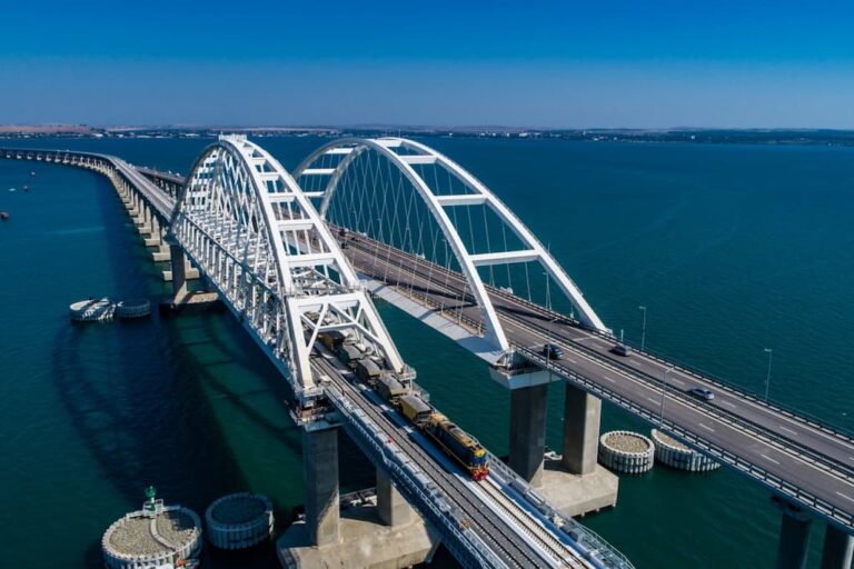 СБУ підірвало Кримський міст — вибух бух під водою
