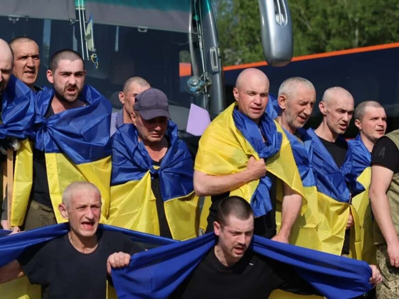Поранені, але живі: додому з полону повернулися захисники