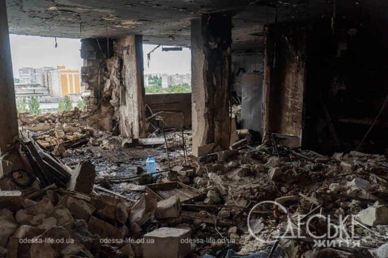 Фоторепортаж з місця удару дрона по одеській висотці: руйнування, загибель людей та робота оперативного штабу