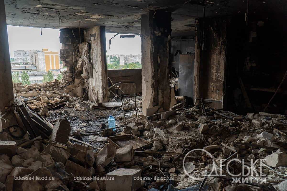 Фоторепортаж з місця удару дрона по одеській висотці: руйнування, загибель людей та робота оперативного штабу