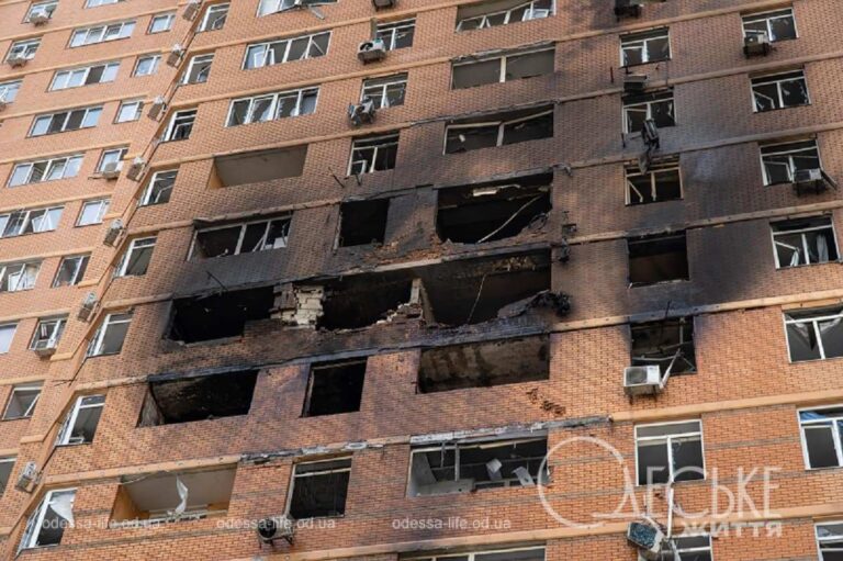 Наслідки удару дронів по житловому будинку в Одесі в ніч на 28 червня 2025 року