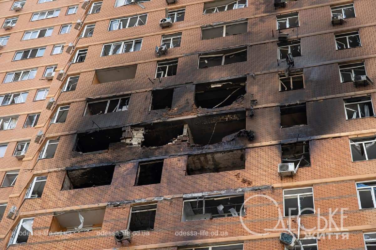Наслідки удару дронів по житловому будинку в Одесі в ніч на 28 червня 2025 року
