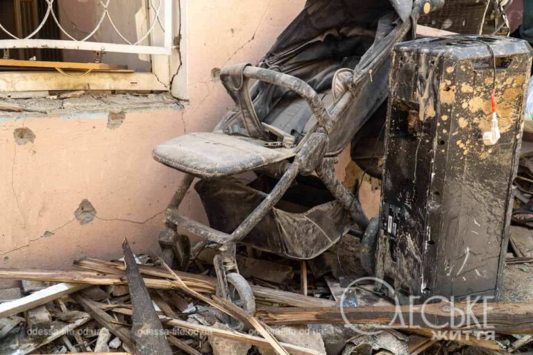 В Одесі шукають людей під завалами: наслідки атаки дронів (фоторепортаж)