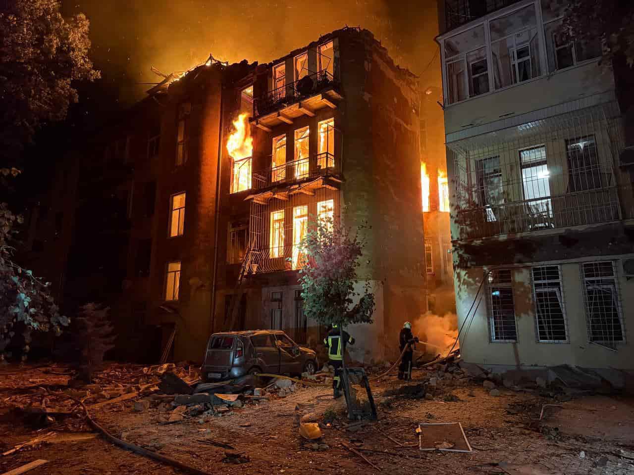 Війна, день 1212: ворог ударив по житлових будинках Одеси і Харкова