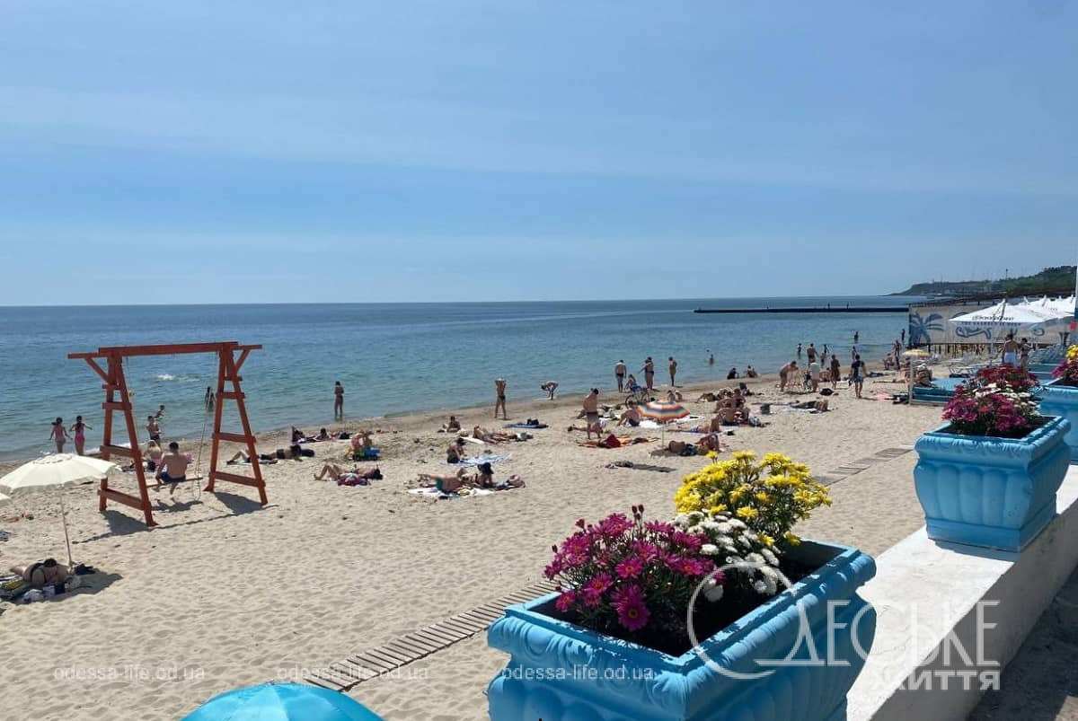 Перший день літа в Одесі: пляжі, сонце, фата-моргана та трохи війни – фоторепортаж з Великого Фонтану