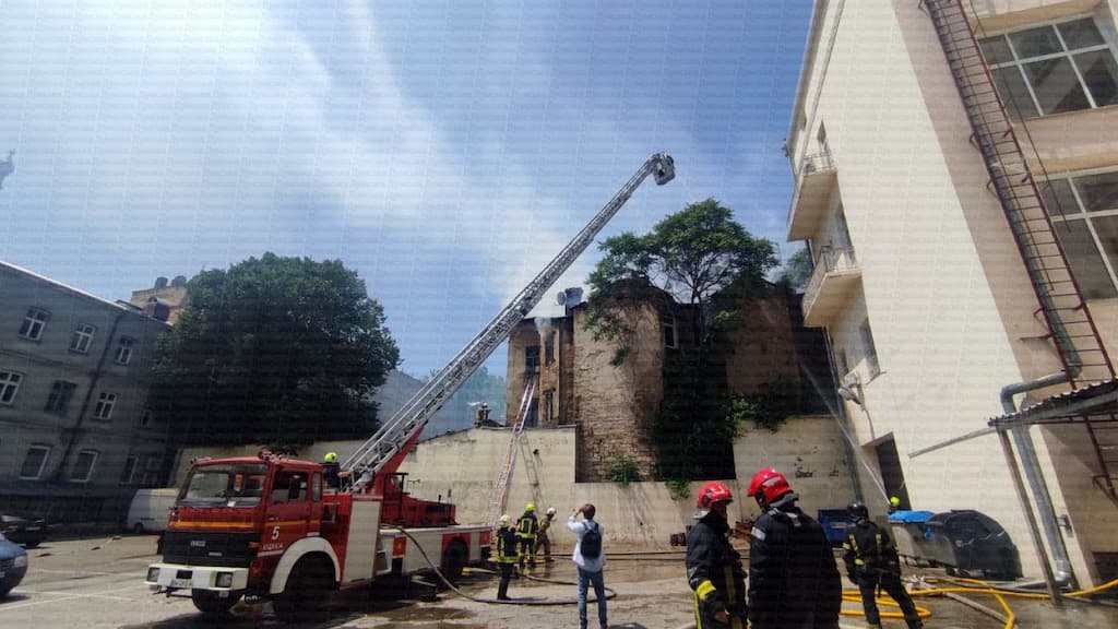 У центрі Одеси горить триповерховий житловий будинок