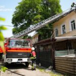 На вулиці Мечнікова загорілося криша старованного будинку