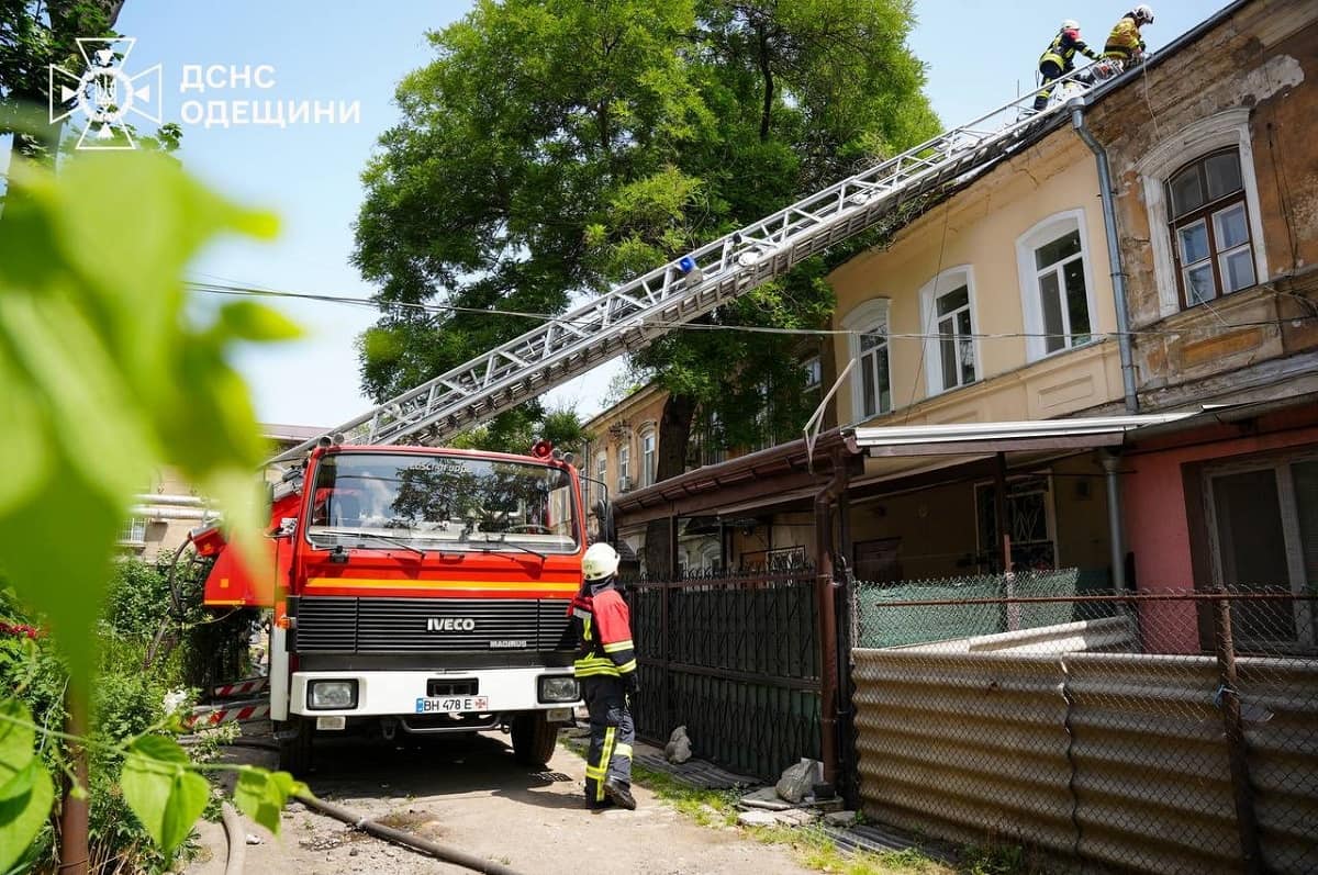 На вулиці Мечнікова загорілося криша старованного будинку