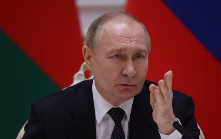 Путін вимагає заховати літаки та іншу техніку від атак