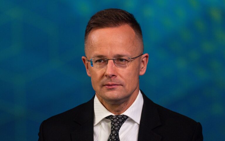 Переговори між Україною та РФ отова прийняти Угорщина, заявив Сійярто