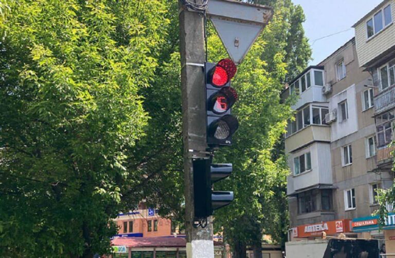 В Одесі модернізували світлофор на перехресті вулиць Сегедської-Армійської