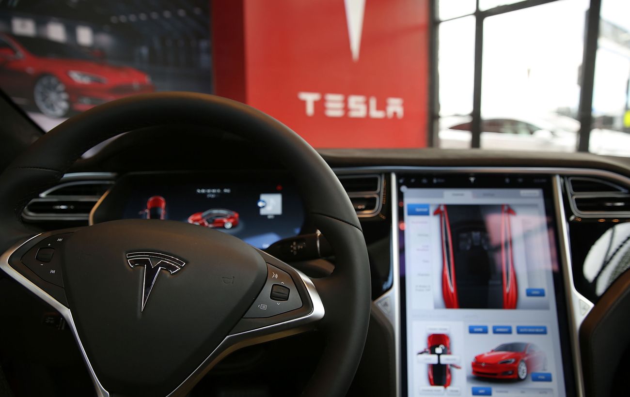 Tesla зробила доставку нового автомобіля без водія просто до будинку клієнта
