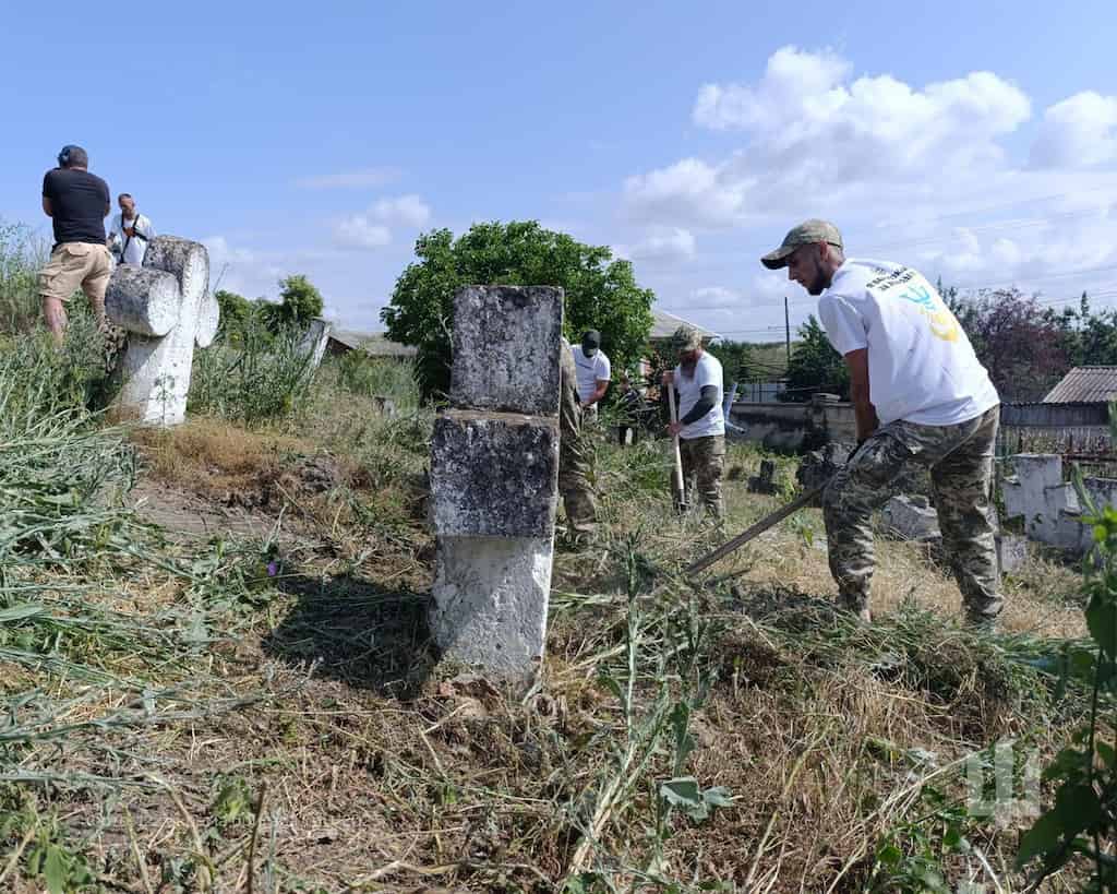 В Одесі провели прибирання на козацькому кладовищі