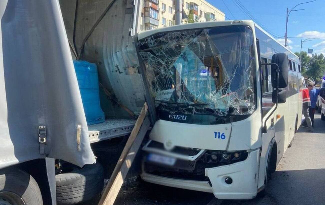 ДТП між маршруткою та вантажівкою в Києві – постраждали 12 осіб