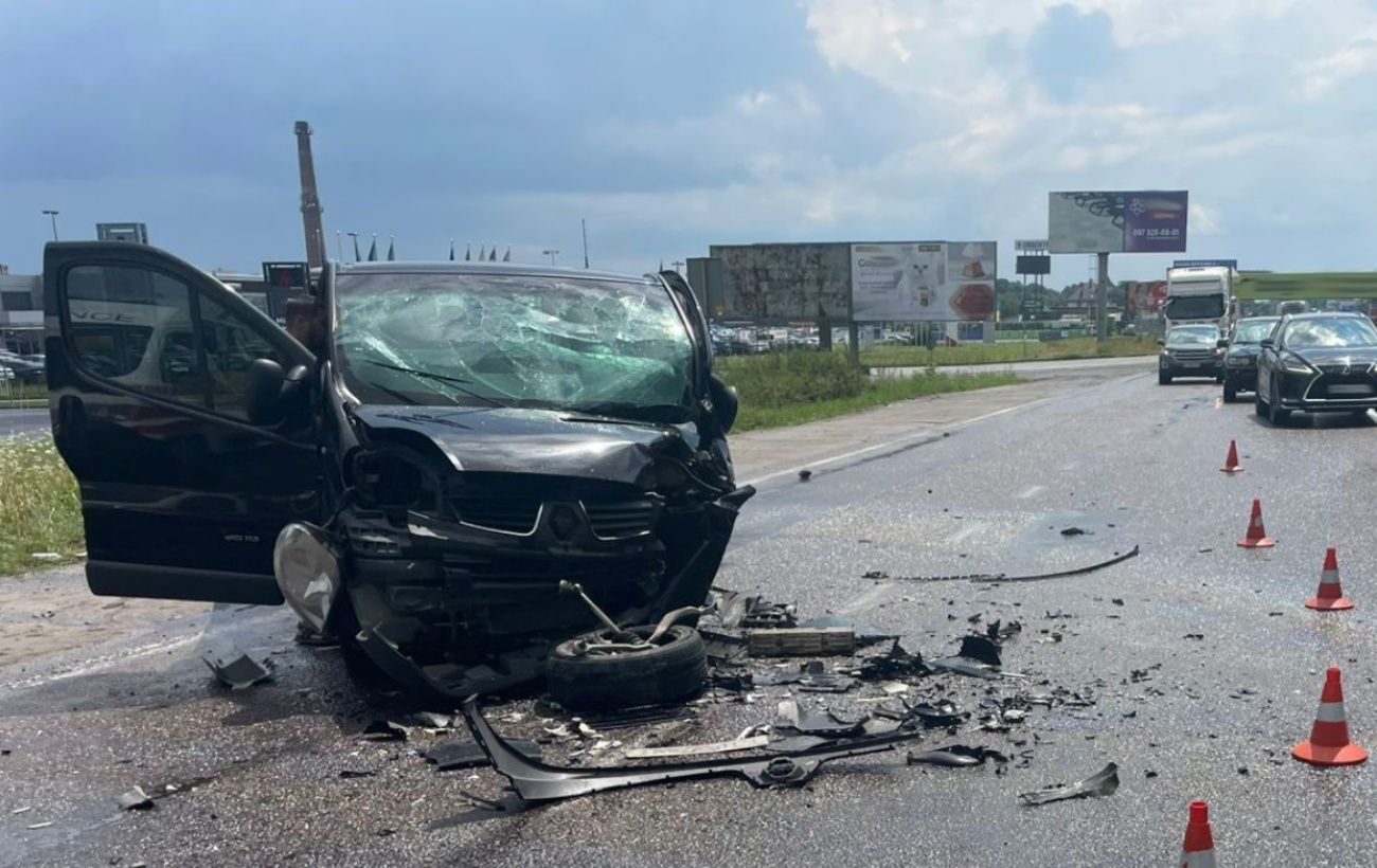 ДТП під Львовом – водій BMW в’їхав в мікроавтобус, через що постраждали сім людей, (фото)