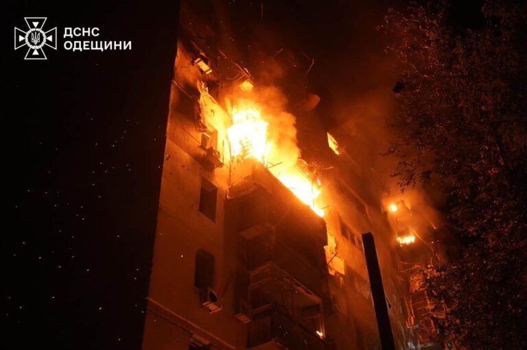 Нічний удар дронів по Одесі: пожежа у багатоповерхівці, є постраждалі