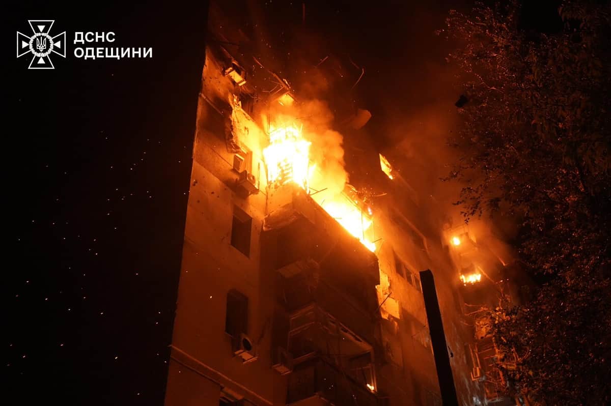 Нічний удар дронів по Одесі: пожежа у багатоповерхівці, є постраждалі