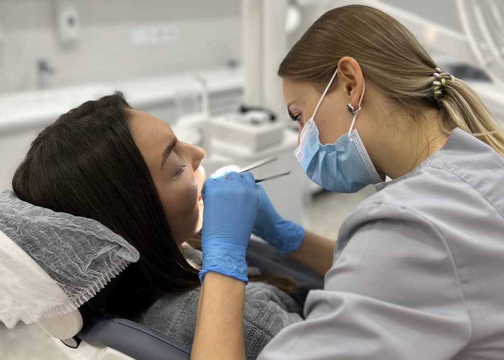 Сучасна імплантація зубів від Crystal Dent – повертає впевненість у собі