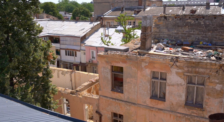 В Одесі відновлюють будинок на Новосельського, 51 після обстрілу