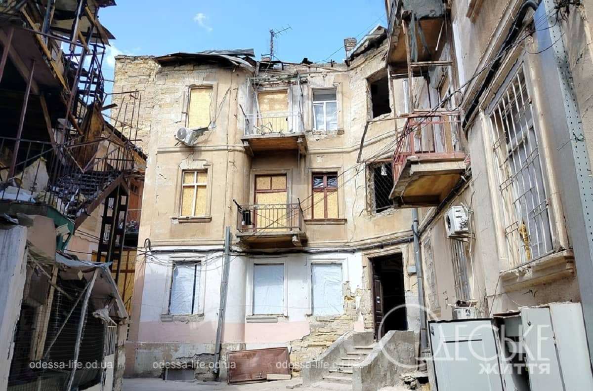 Який вигляд має одеський будинок з колишніми квітниками і фонтаном після російської атаки