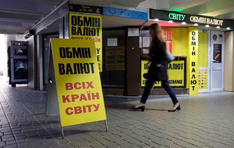 Курс долара НБУ на 23 липня впав до 41,76 гривень