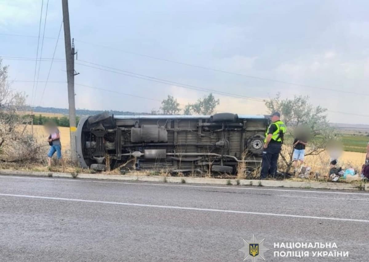 На трасі Одеса – Рені перекинувся автобус із пасажирами: є постраждалі