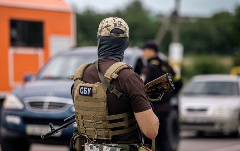 СБУ затримала підполковника Сил оборони, який працював на Росію – фото та відео