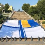 Одесі встановили рекорд – розгорнули найбільший прапор ВМС ЗСУ на Потьомкінських сходах