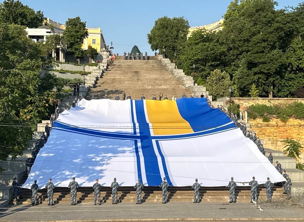 Одесі встановили рекорд – розгорнули найбільший прапор ВМС ЗСУ на Потьомкінських сходах