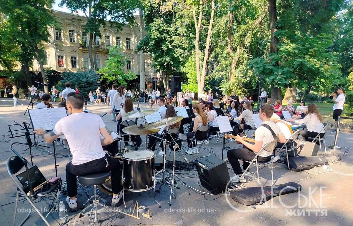 Концерт у Міськсаду: одесити слухали живу музику просто неба